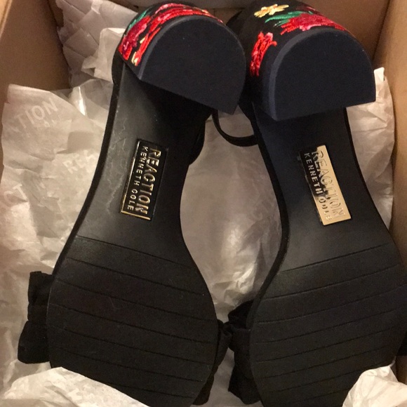 Reaction Kenneth Cole Block-Heel Sandals - Picture 6 of 6